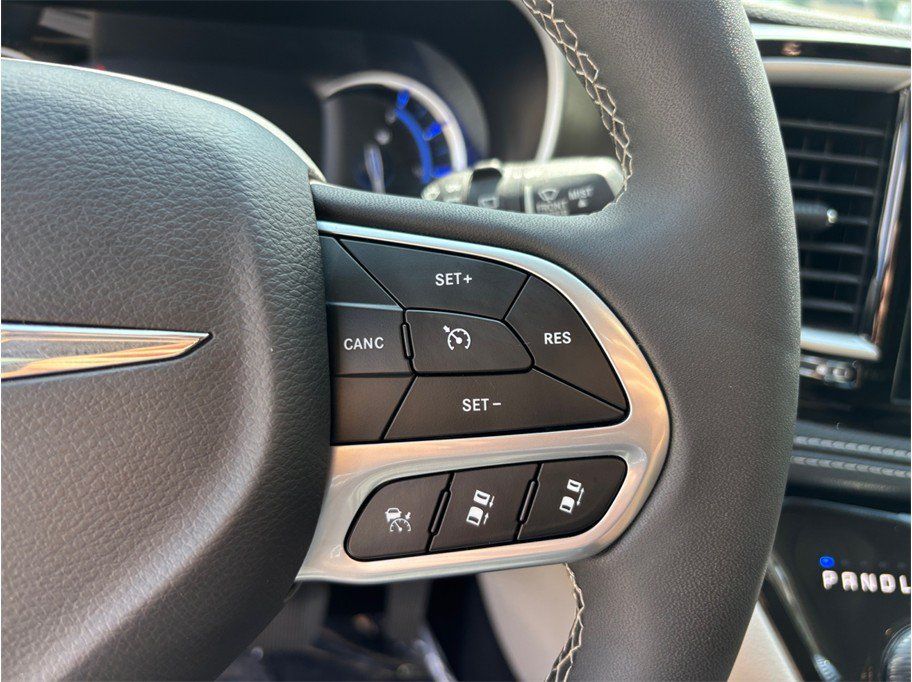 Used 2024 Chrysler Pacifica Limited FWD image 28