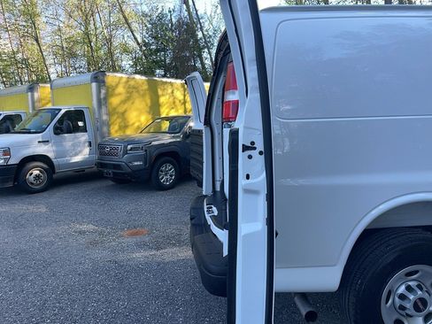 Used 2025 GMC Savana 3500 Extended RWD image 6