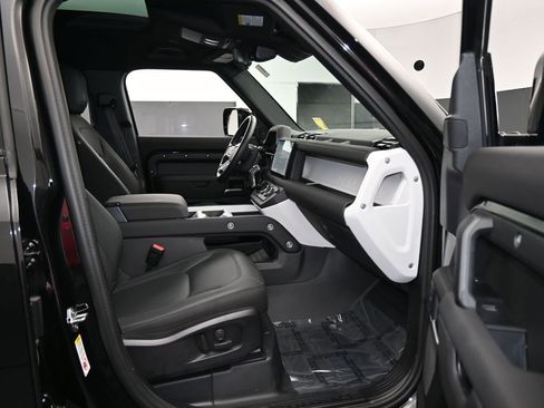 Used 2025 Land Rover Defender 110 S image 56