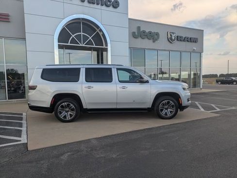 Used 2023 Jeep Wagoneer L Series II image 7