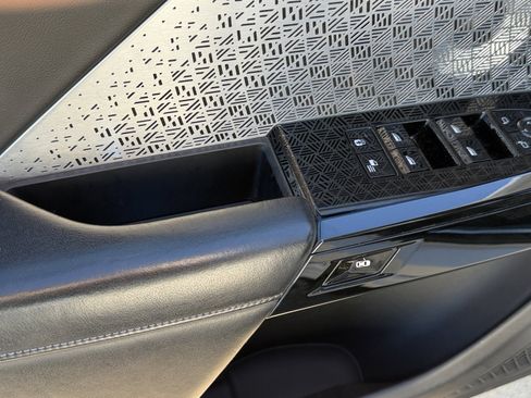 Used 2023 BMW 740i image 18