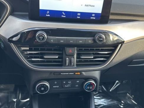 Used 2022 Ford Escape SE image 18