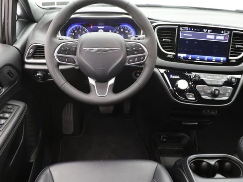 Used 2025 Chrysler Pacifica Select FWD image 12