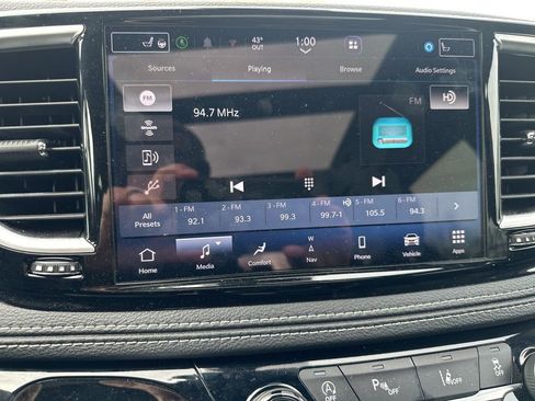 Used 2025 Chrysler Pacifica Limited image 10