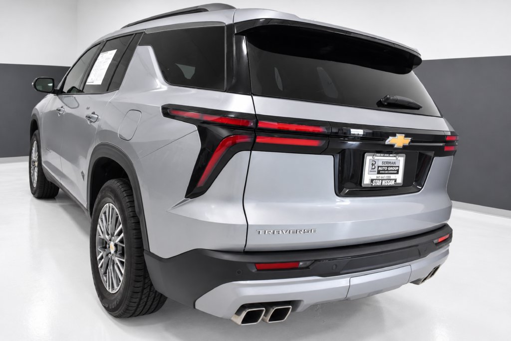 Used 2025 Chevrolet Traverse LT FWD image 3