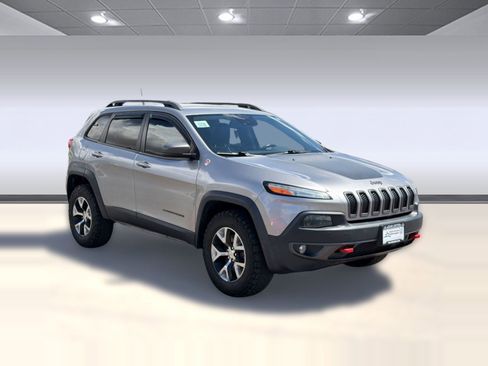 Used 2017 Jeep Cherokee Trailhawk AWD/4WD image 7
