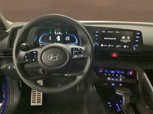 Used 2025 Hyundai Elantra Sport image 9