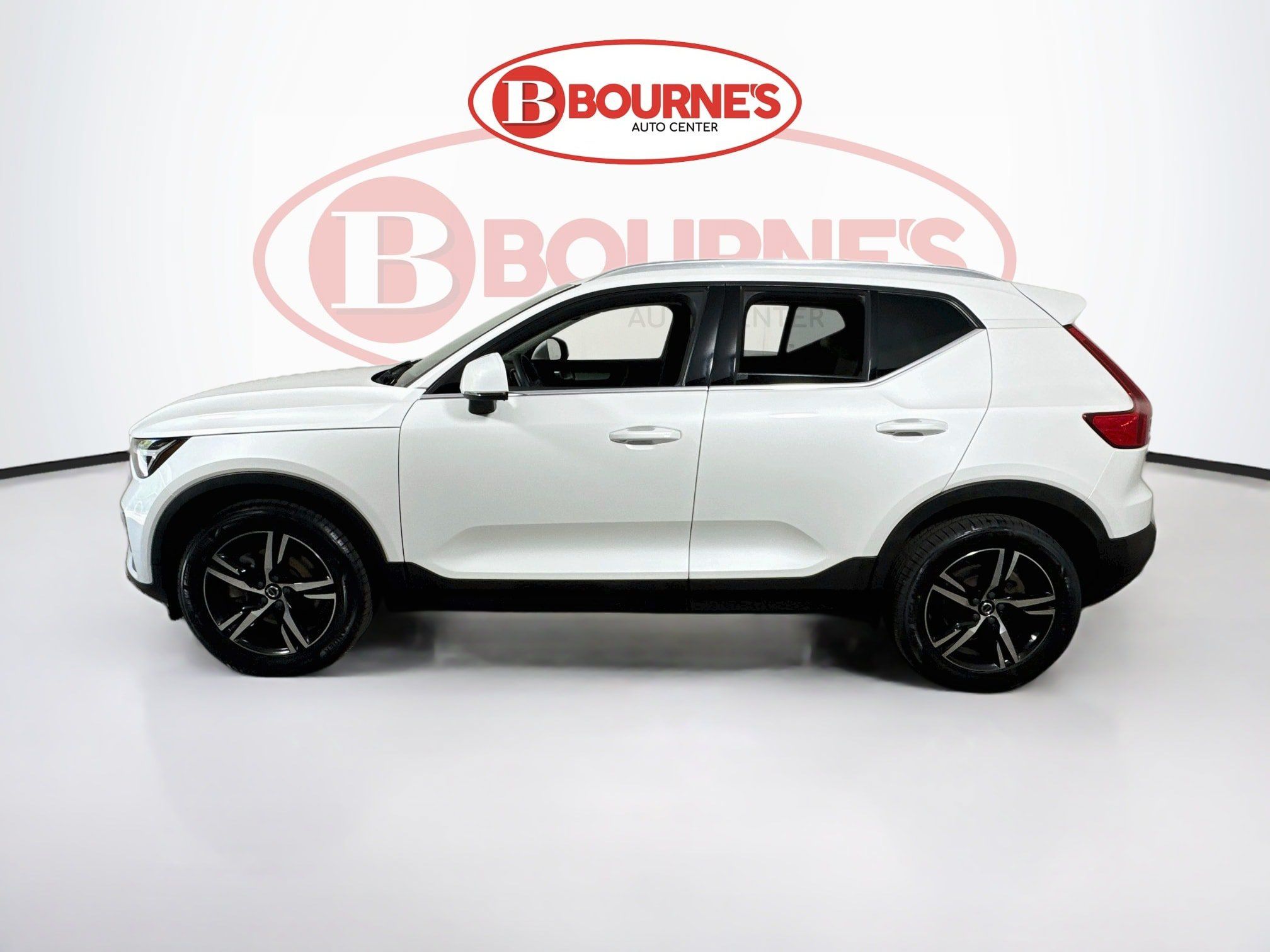 Used 2023 Volvo XC40 B5 Plus AWD/4WD image 9
