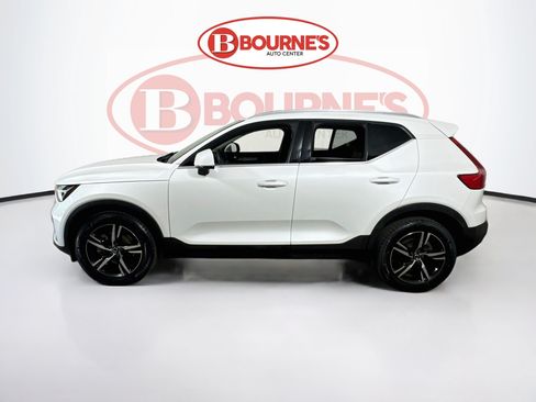 Used 2023 Volvo XC40 B5 Plus AWD/4WD image 9