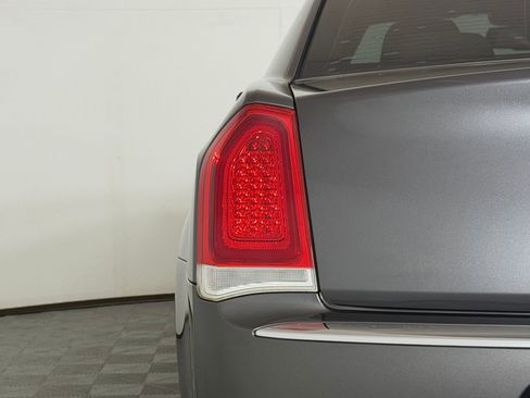 Used 2019 Chrysler 300 Limited RWD image 13
