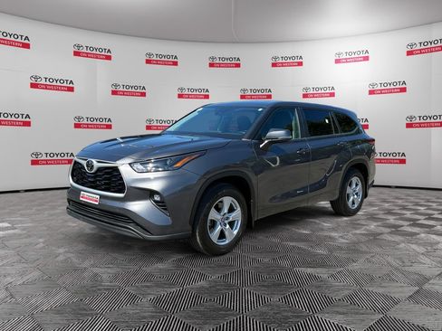 Used 2023 Toyota Highlander LE FWD image 1