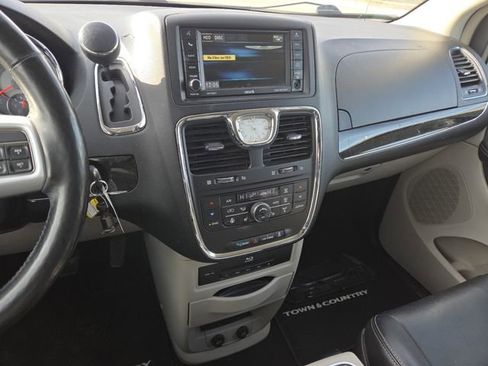 Used 2013 Chrysler Town & Country Touring-L w/ Driver Convenience Group image 34