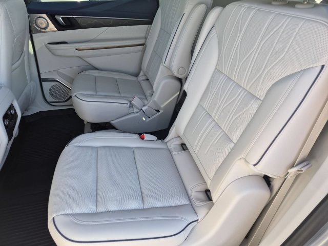 Used 2025 Buick Enclave Avenir AWD/4WD image 27