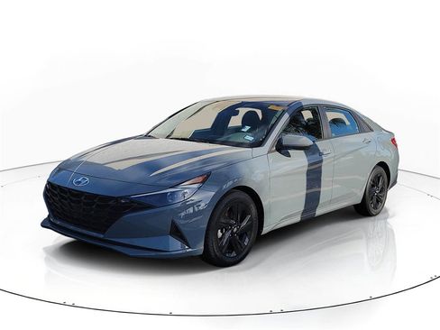 Used 2022 Hyundai Elantra SEL image 3