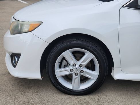Used 2014 Toyota Camry SE w/ Moonroof Package FWD image 8