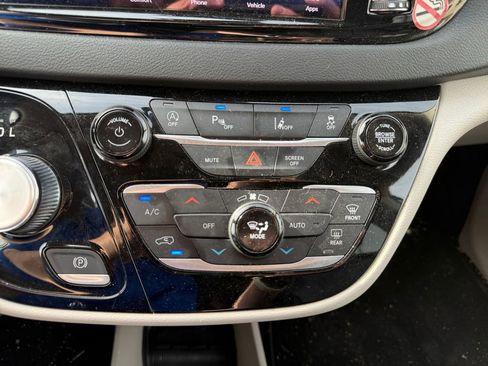 Used 2023 Chrysler Pacifica Touring-L image 32