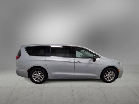 Certified 2024 Chrysler Pacifica Touring-L image 9