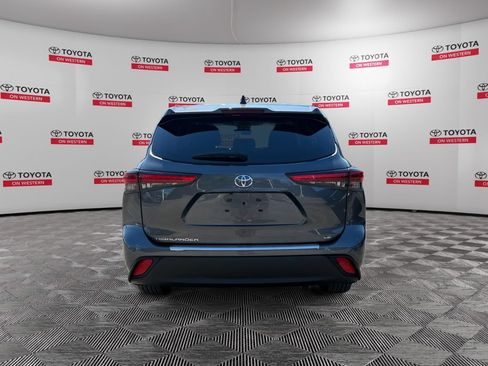 Used 2023 Toyota Highlander LE FWD image 6