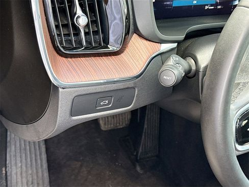 Used 2023 Volvo XC60 B5 Plus image 11