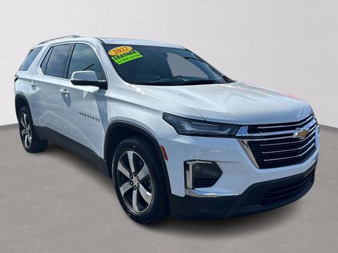 Used 2022 Chevrolet Traverse LT w/ LT Premium Package FWD image 3