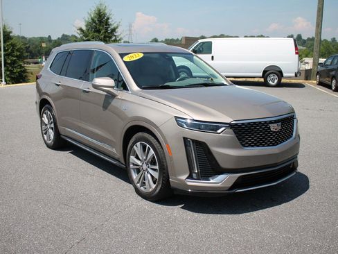 Used 2022 Cadillac XT6 Premium Luxury w/ Technology Package FWD image 2