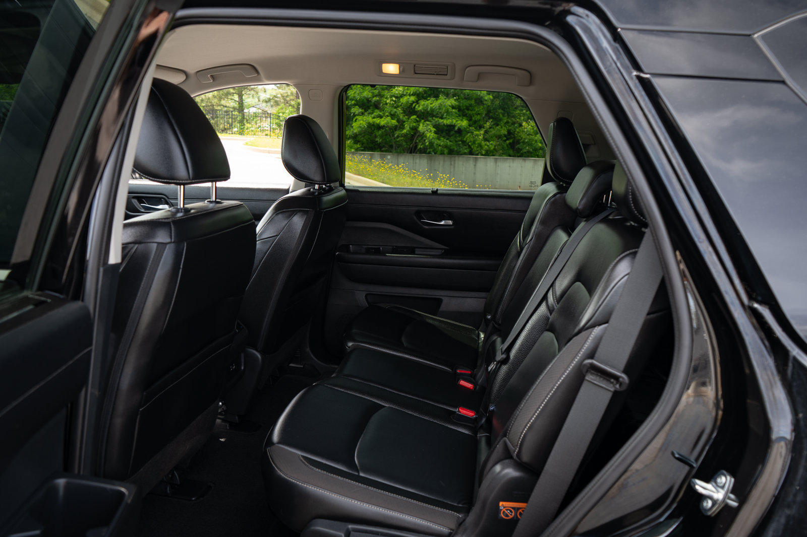 Used 2024 Nissan Pathfinder SL w/ Black Appearance Package FWD image 18