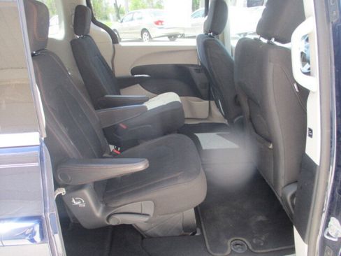 Used 2017 Chrysler Pacifica Touring FWD image 24
