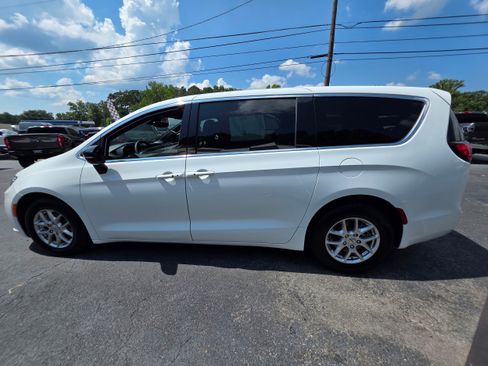 Used 2024 Chrysler Pacifica Touring FWD image 8