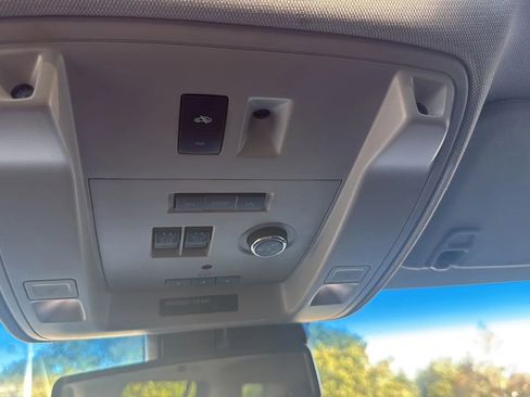 Used 2015 Cadillac Escalade Luxury image 32