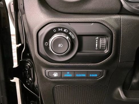 Used 2023 Jeep Wrangler Unlimited Sahara image 39