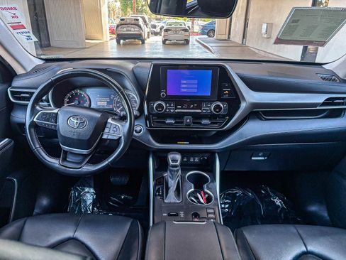 Used 2024 Toyota Highlander XLE FWD image 15