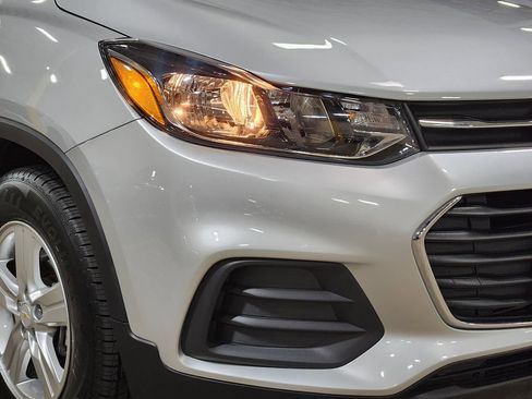 Used 2022 Chevrolet Trax LS w/ Tint and Cruise Package image 13