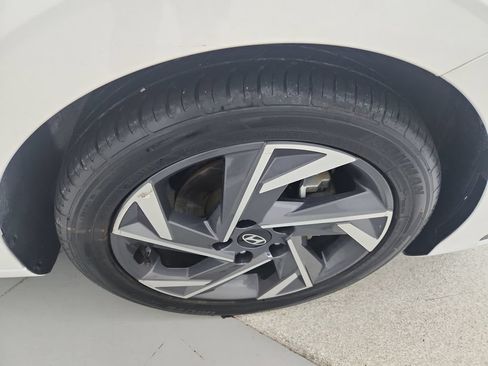 Used 2025 Hyundai Elantra Limited FWD image 36