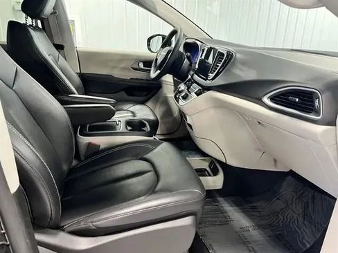 Used 2024 Chrysler Pacifica Touring-L image 26