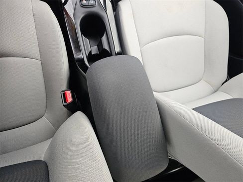 Used 2021 Toyota Corolla L image 26