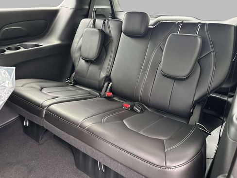 New 2027 Chrysler Pacifica Select AWD/4WD image 8