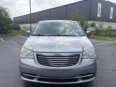 Used 2016 Chrysler Town & Country Touring FWD image 2