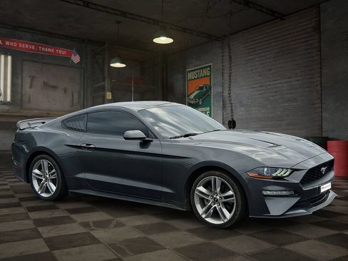 Used 2018 Ford Mustang Coupe RWD image 2