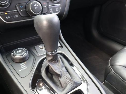 Used 2021 Jeep Cherokee Latitude Plus AWD/4WD image 24