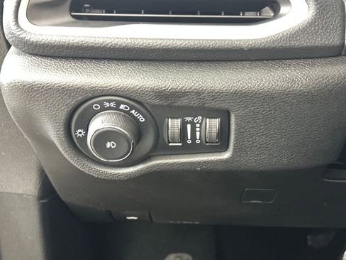 Used 2023 Chrysler Pacifica Touring-L w/ Uconnect Theater Family Group image 19