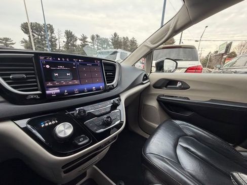 Used 2022 Chrysler Pacifica Touring-L FWD image 27