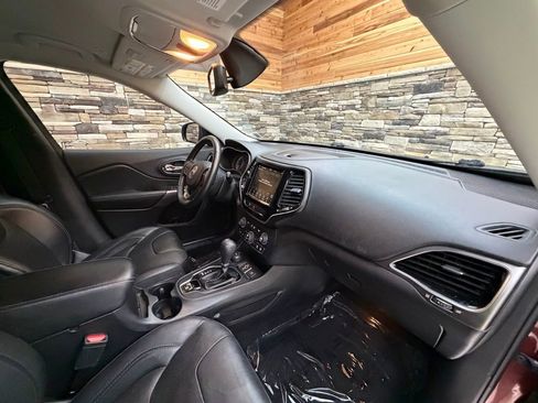 Used 2019 Jeep Cherokee Limited image 13