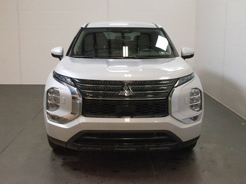 Used 2024 Mitsubishi Outlander ES image 2