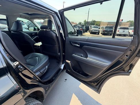 Used 2023 Toyota Highlander XLE AWD/4WD image 24