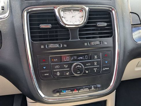 Used 2015 Chrysler Town & Country Touring-L w/ Driver Convenience Group FWD image 19