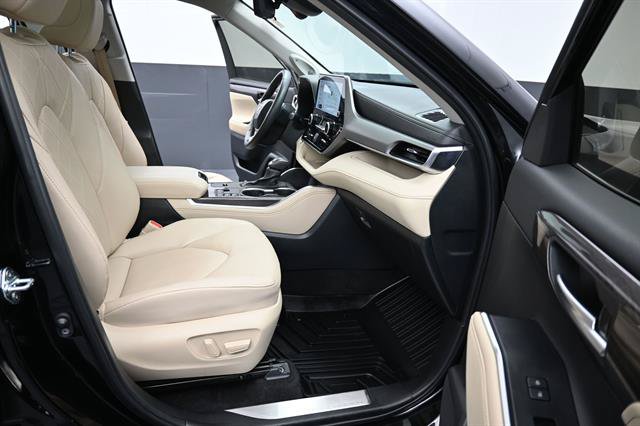 Used 2024 Toyota Highlander Platinum FWD image 20