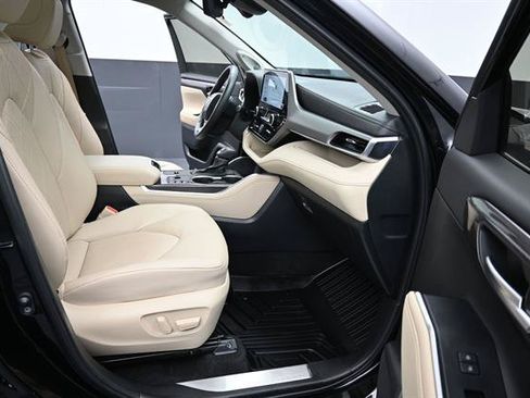 Certified 2024 Toyota Highlander Platinum FWD image 20