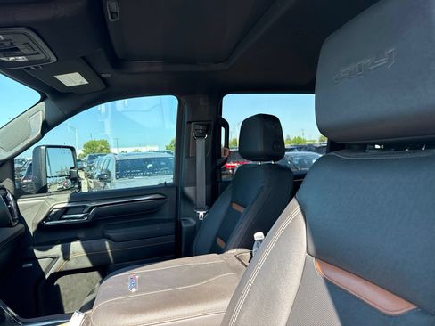 Used 2024 GMC Sierra 2500 AT4 w/ AT4 Premium Plus Package AWD/4WD image 11