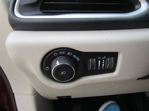 Used 2021 Chrysler Pacifica Touring-L image 38