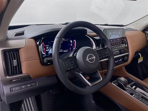 New 2025 Nissan Pathfinder Platinum image 7